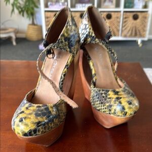 Stylish Women's Snakeskin Platform Heels